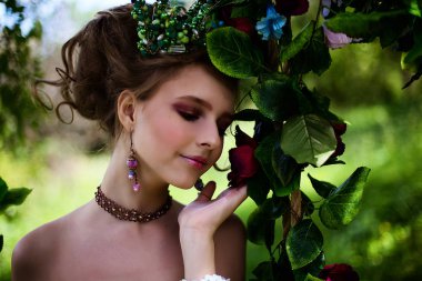 Prenses elbise çiçekli bahçe içinde güzel kız 