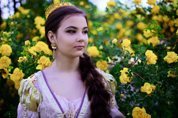 공주 드레스에 꽃 정원에서 아름 다운 소녀 — 스톡 사진