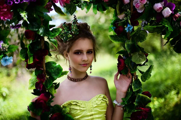 Menina bonita no jardim com flores em vestido de princesa — Fotografia de Stock
