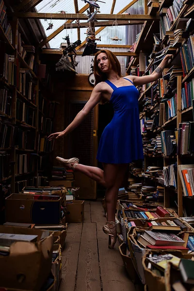 Retrato de bailarina menina na livraria vintage vestindo roupas casuais — Fotografia de Stock