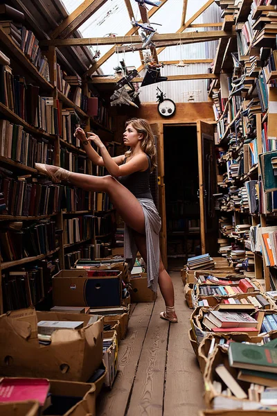 Retrato de bailarina menina na livraria vintage vestindo roupas casuais — Fotografia de Stock
