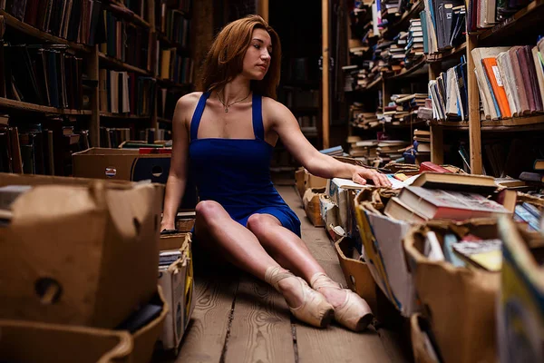 Retrato de bailarina menina na livraria vintage vestindo roupas casuais — Fotografia de Stock