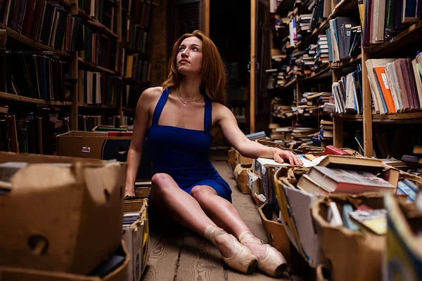 Porträt einer Ballerina in einem Vintage-Buchladen in lässiger Kleidung — Stockfoto
