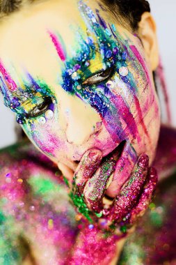 Yakın çekim yaratıcı glitter ile güzel bir kızın portresi makyaj