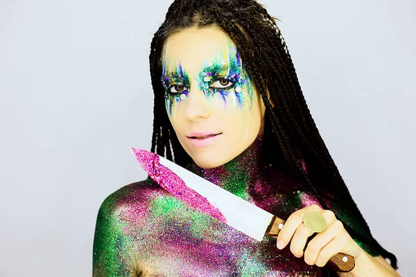Glitter içinde kaplı bıçak ile yaratıcı glitter makyaj ile güzel bir kız portre kadar yakın