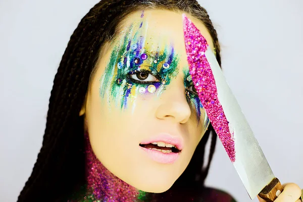 Glitter içinde kaplı bıçak ile yaratıcı glitter makyaj ile güzel bir kız portre kadar yakın
