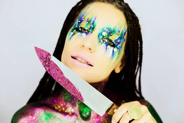 Glitter içinde kaplı bıçak ile yaratıcı glitter makyaj ile güzel bir kız portre kadar yakın