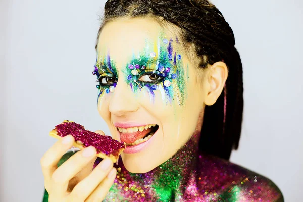 Yakın çekim yaratıcı glitter ile güzel bir kızın portresi yapmak glitter içinde kaplı bir aperatif yemek