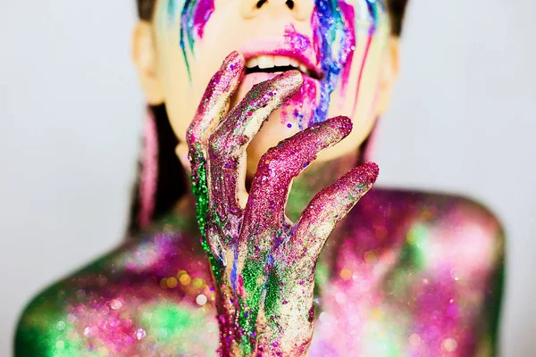 Yakın çekim yaratıcı glitter ile güzel bir kızın portresi makyaj — Stok fotoğraf