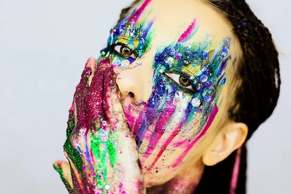 Yakın çekim yaratıcı glitter ile güzel bir kızın portresi makyaj