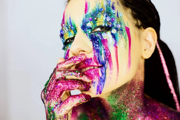 Yakın çekim yaratıcı glitter ile güzel bir kızın portresi makyaj