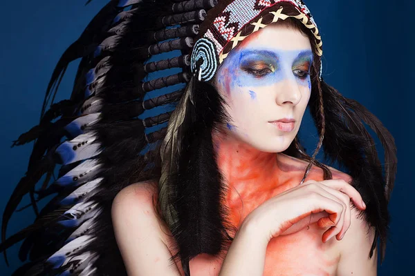 Güzel kızla stüdyo portre yapmak etnik Hint roach giyiyor