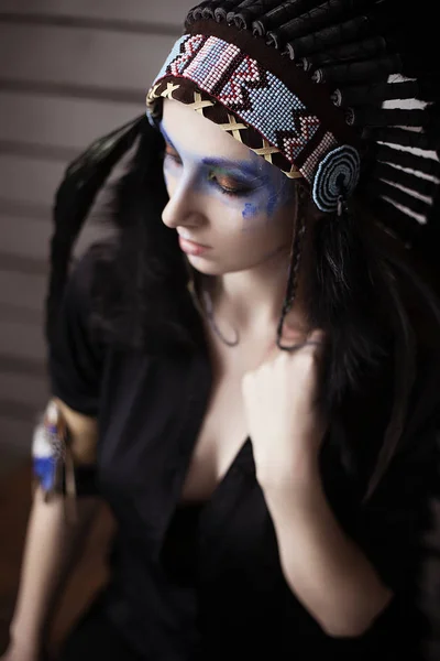 Retrato de estudio de hermosa chica con maquillaje usando cucaracha india étnica —  Fotos de Stock