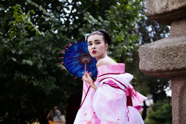 Parkta poz ihale pembe kimono geisha kız portresi