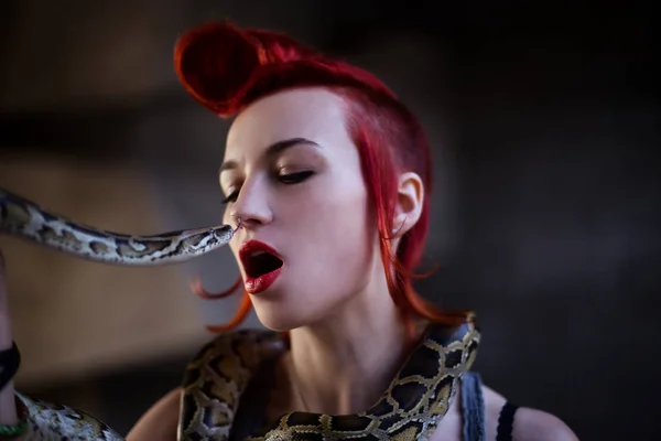 Retrato de estilo de vida de chica pelirroja con estilo de pelo creativo sosteniendo serpiente grande —  Fotos de Stock