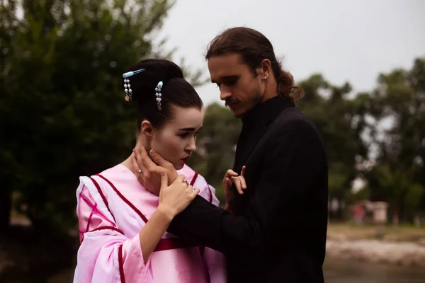 Çift - geyşa kız ihale pembe kimono ve beyaz adam portresi