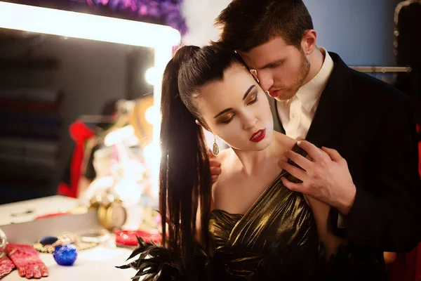 Chica modelo y su novio en la sala de maquillaje después del show en el que participó —  Fotos de Stock