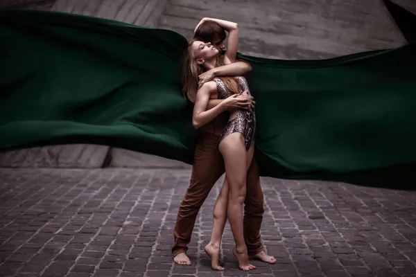 Couple de jeunes danseurs passionnés exécutant une routine de danse ensemble dans la rue — Photo