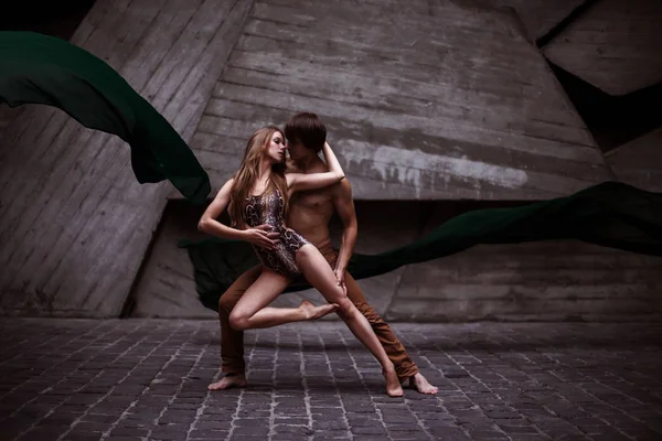 Couple de jeunes danseurs passionnés exécutant une routine de danse ensemble dans la rue — Photo