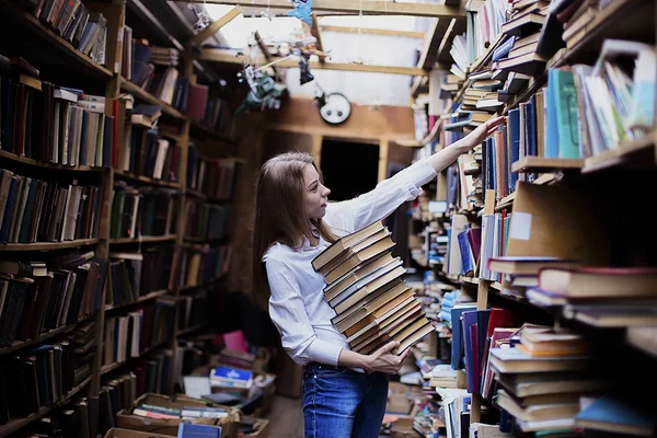 Portret dziewczynki śliczny student w vintage bibliotece lub księgarni — Zdjęcie stockowe