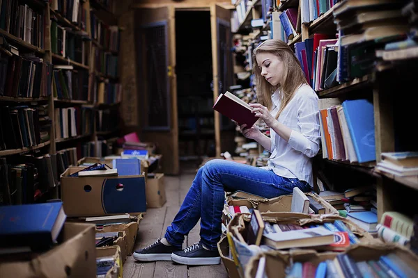 Yaşam tarzı vintage kitaplığındaki veya kitapçı bir güzel öğrenci kız portresi