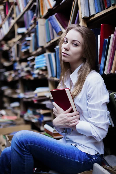 Livsstil porträtt av en härlig student flicka i vintage bibliotek eller bokhandel — Stockfoto