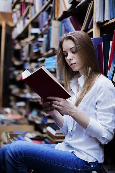 Yaşam tarzı vintage kitaplığındaki veya kitapçı bir güzel öğrenci kız portresi