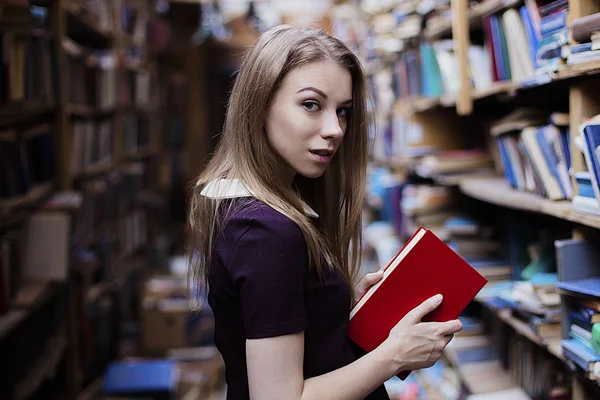 Livsstil porträtt av en härlig student flicka i vintage bibliotek eller bokhandel — Stockfoto