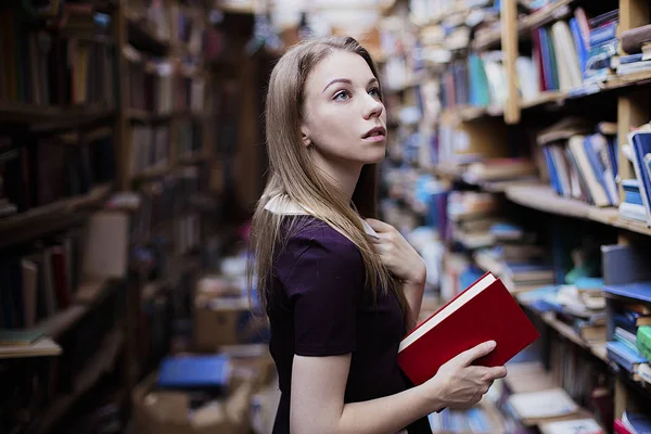 生活方式的一个可爱的学生女孩在老式图书馆或书店的肖像 — 图库照片