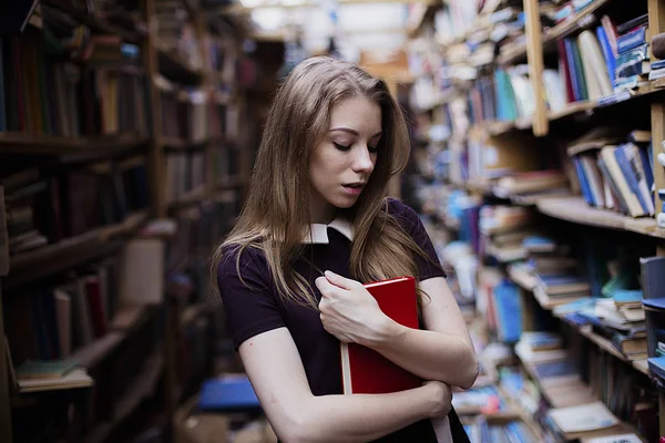 Retrato de estilo de vida de una encantadora estudiante en una biblioteca o librería vintage —  Fotos de Stock