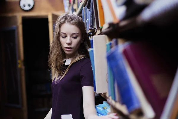 Портрет прекрасной студентки в винтажной библиотеке или книжном магазине — стоковое фото