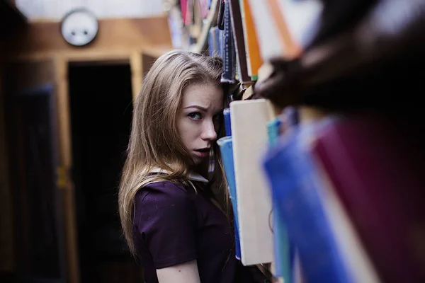 Retrato de estilo de vida de una encantadora estudiante en una biblioteca o librería vintage —  Fotos de Stock