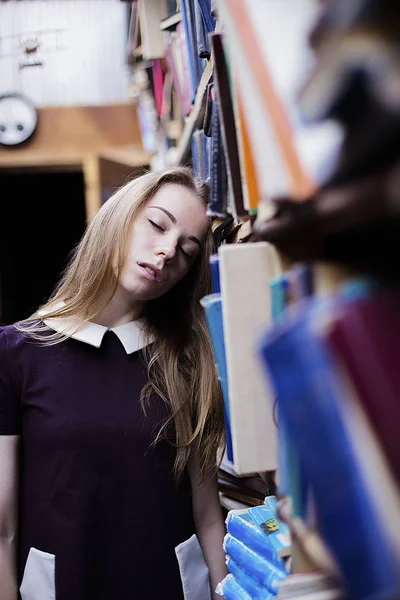Retrato de estilo de vida de una encantadora estudiante en una biblioteca o librería vintage —  Fotos de Stock