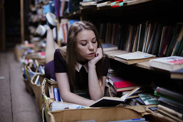 Stile di vita ritratto di una bella studentessa in biblioteca o libreria vintage — Foto Stock