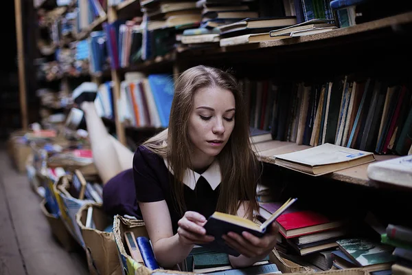 Retrato de estilo de vida de uma linda estudante na biblioteca ou livraria vintage — Fotografia de Stock