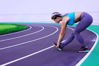 Isınma ve egzersiz yapıyor ve germe genç ve atletik kız portresi yaşam tarzı