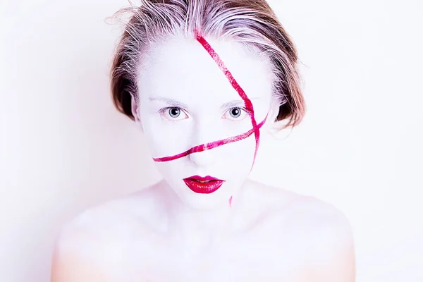 Retrato de belleza de niña con cara blanca con rayas rojas y labios rojos —  Fotos de Stock