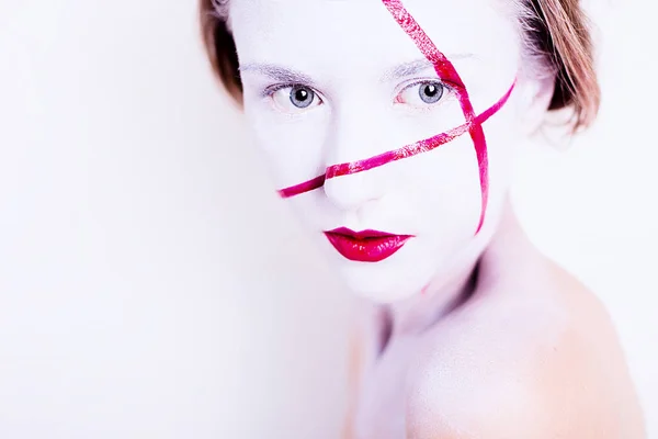 Retrato de belleza de niña con cara blanca con rayas rojas y labios rojos —  Fotos de Stock