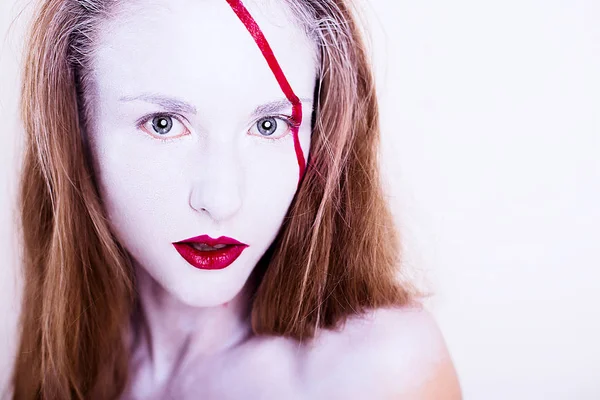 Retrato de belleza de niña con cara blanca con rayas rojas y labios rojos —  Fotos de Stock