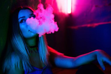 Moda sanat portre renkli duman ile parlak ışıklar içinde güzellik modeli kadın.