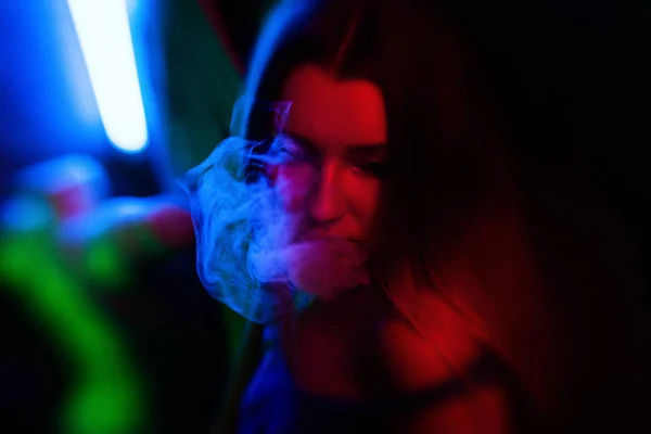 Retrato de arte de moda de la mujer modelo de belleza en luces brillantes con humo de colores . — Foto de Stock