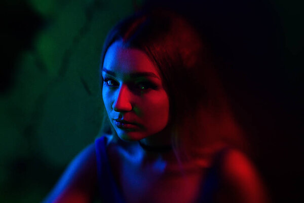 Мода художественный портрет модели женщины в ярких огнях
.