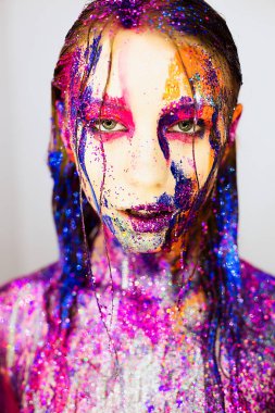 Yakın çekim portre sanat moda yaratıcı glitter makyaj ile genç bir kadın