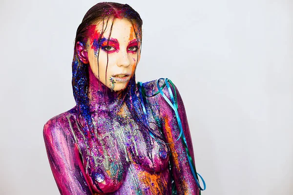 Yakın çekim portre sanat moda yaratıcı glitter makyaj ile genç bir kadın