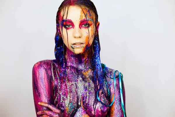 Yakın çekim portre sanat moda yaratıcı glitter makyaj ile genç bir kadın