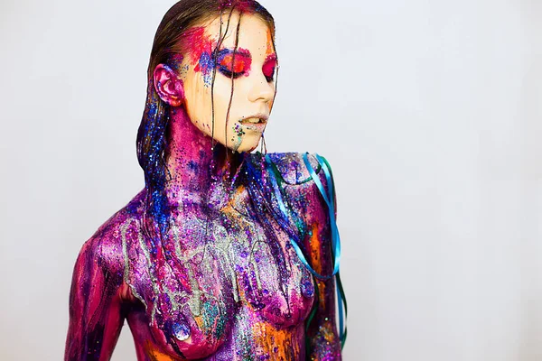 Yakın çekim portre sanat moda yaratıcı glitter makyaj ile genç bir kadın