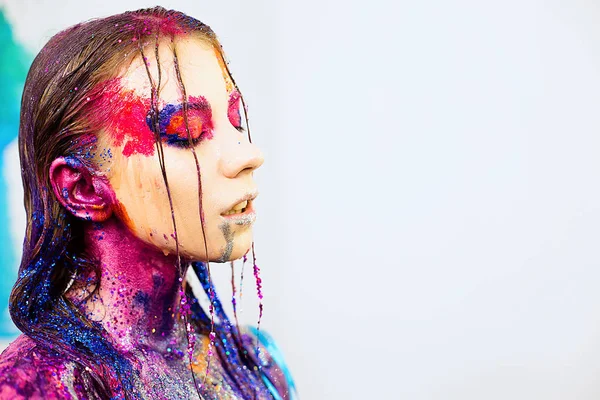 Yakın çekim portre sanat moda yaratıcı glitter makyaj ile genç bir kadın