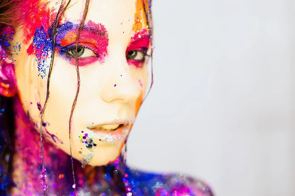 Primo piano ritratto di una giovane donna con arte moda creativo glitter make-up — Foto Stock