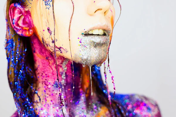 Yakın çekim portre sanat moda yaratıcı glitter makyaj ile genç bir kadın