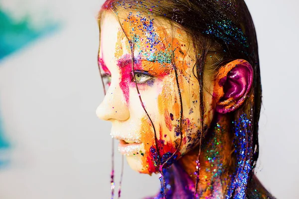 Gros plan portrait d'une jeune femme à la mode artistique créative paillettes maquillage — Photo